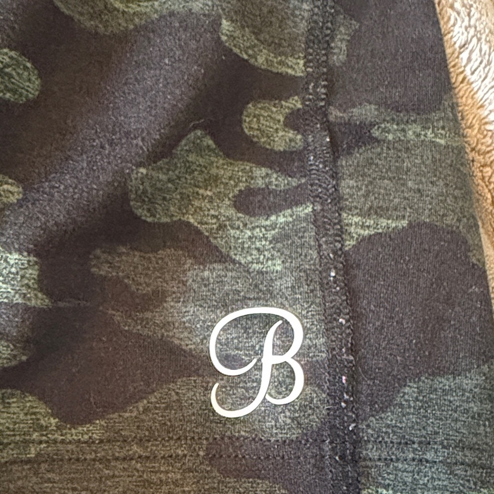 Bombshell Sportswear Green Camo Scrunch Butt Shorts | Estimated Size Small - Picture 7 of 7